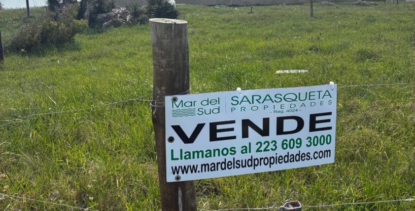 Lote en esquina con vista al mar y a 100mts. de la mejor bajada a playa de Rocas Negras, Mar del Sud  | 220m2