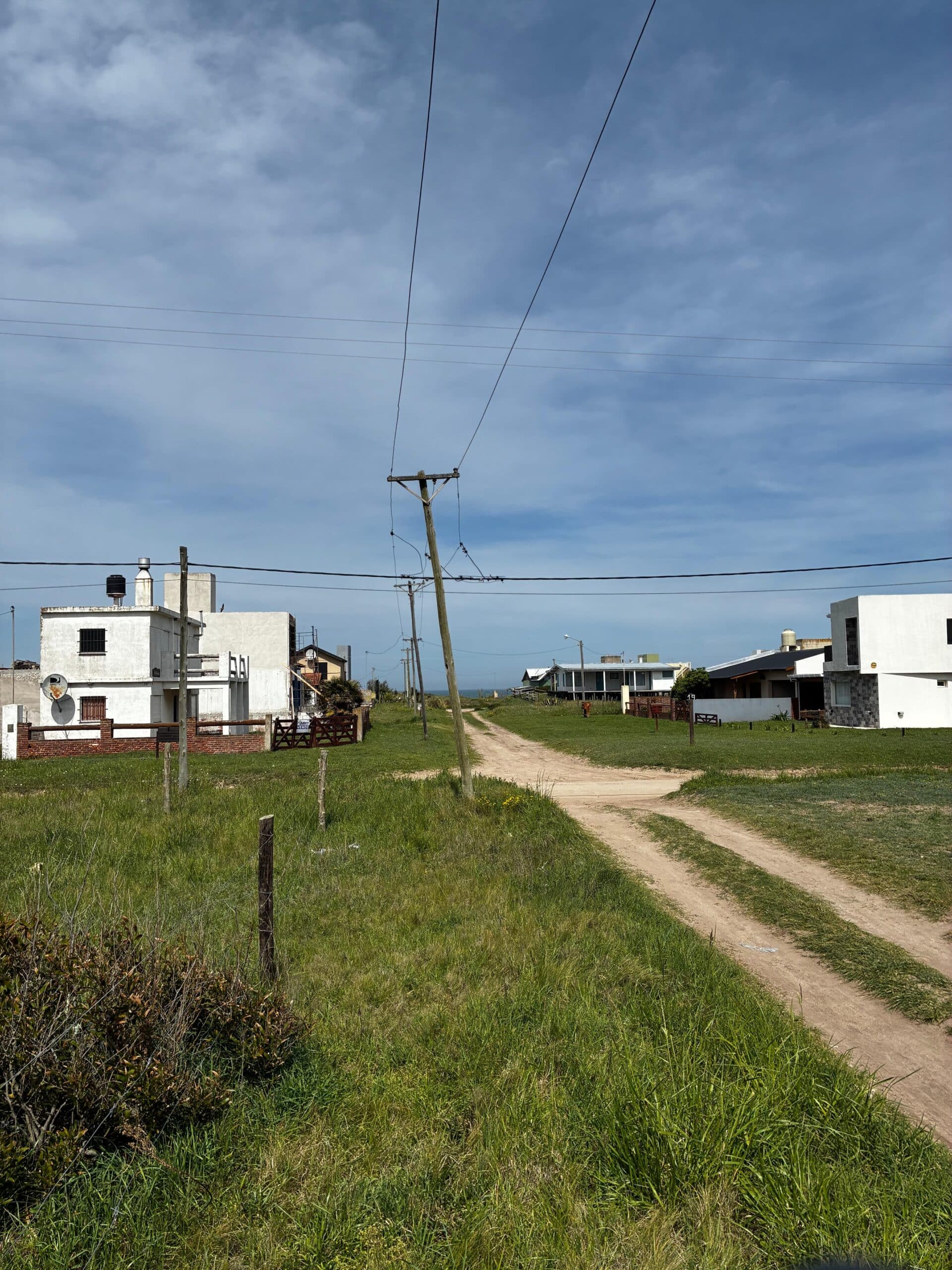 Lote en esquina con vista al mar y a 100mts. de la mejor bajada a playa de Rocas Negras, Mar del Sud  | 220m2