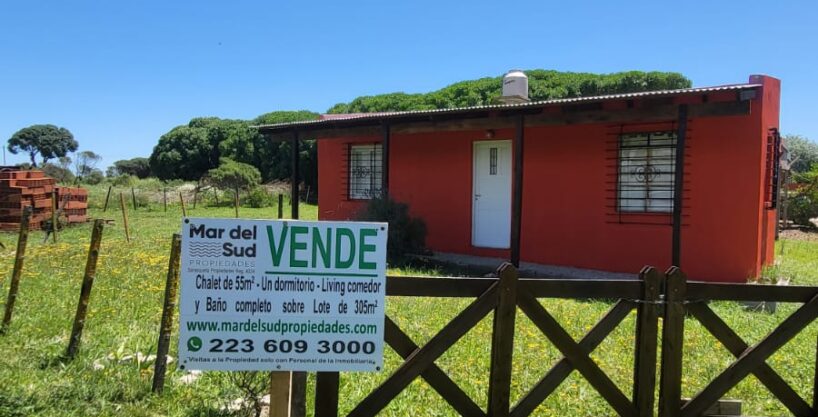 Chalet de 55m2 cubiertos sobre lote de 305m2 en esquina. Amplio Living Comedor , Cocina integrada, Dormitorio y Baño Completo. Listo para disfrutar tus vacaciones en Mar del Sud.