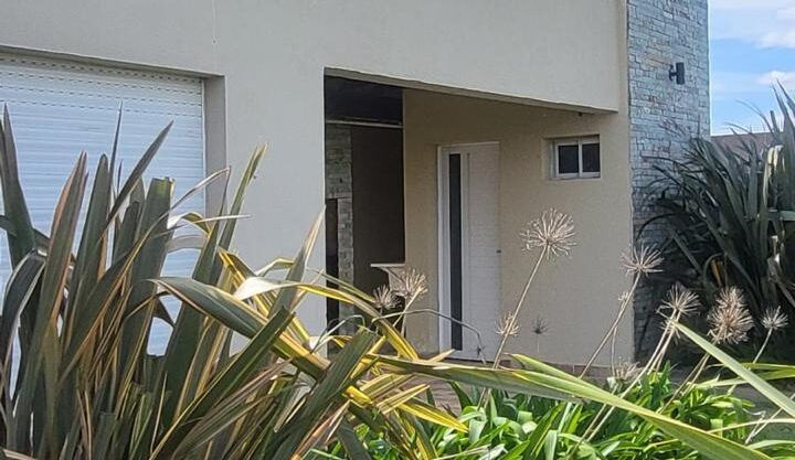 Casa de 74m2 en esquina sobre lote de 500m2 | Mar del Sud.