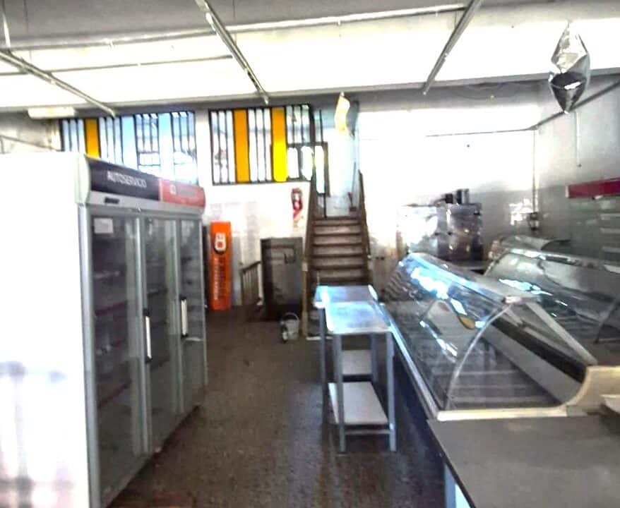 Salon con acceso a oficinas entre piso